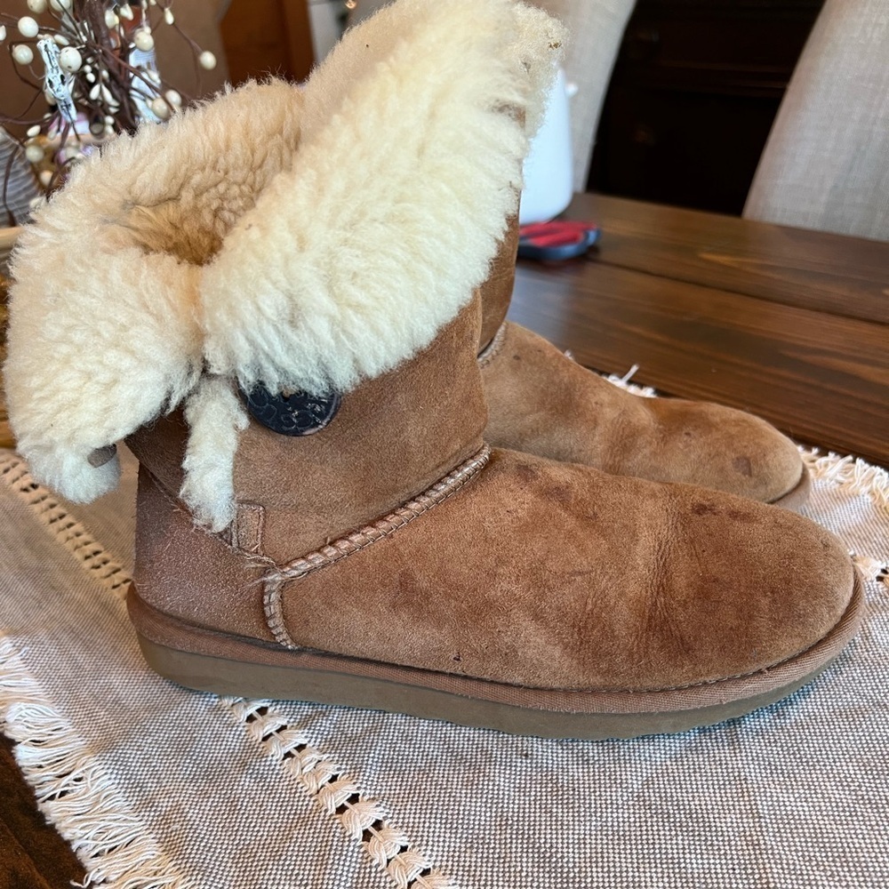 Ugg cozy Shearling-Lined Brown Boots, size 8.5, sold as is see photos